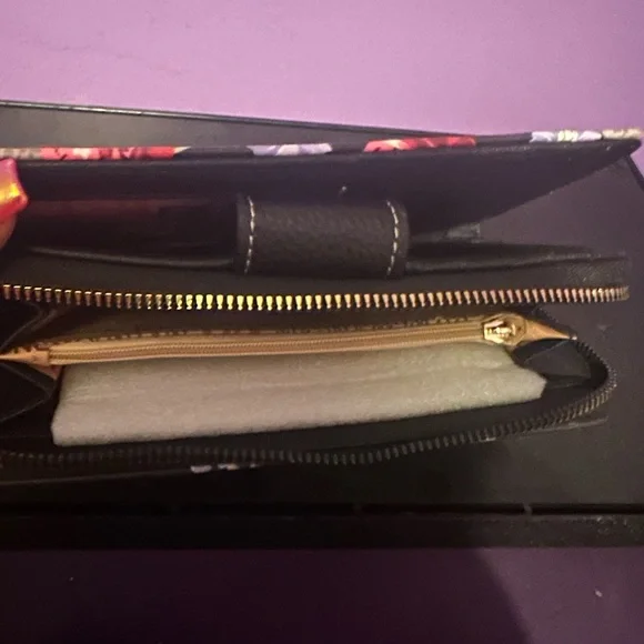 Stone Mountain Bonded Leather Floral Black Wallet - Picture 4 of 7